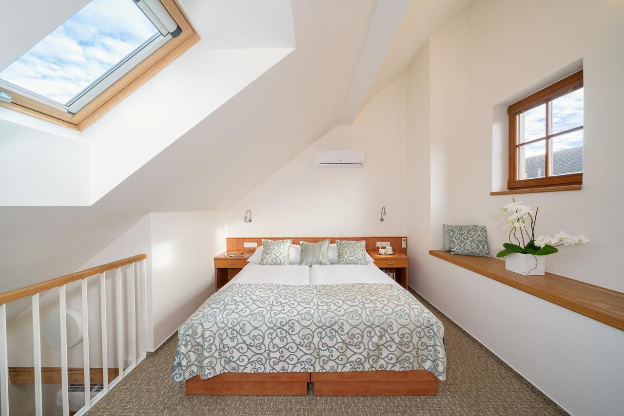 Hotel Bily Jednorozec Trzeboń Zewnętrze zdjęcie