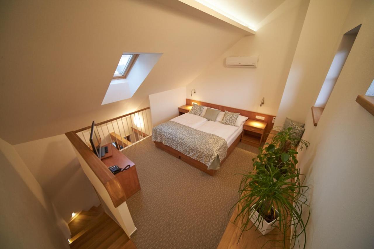 Hotel Bily Jednorozec Trzeboń Zewnętrze zdjęcie