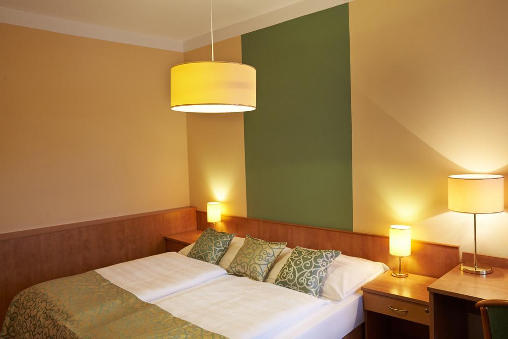 Hotel Bily Jednorozec Trzeboń Zewnętrze zdjęcie